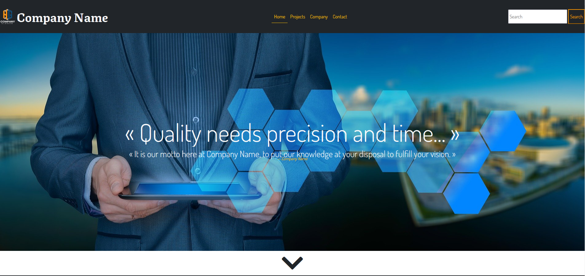 un homme qui tient une tablette